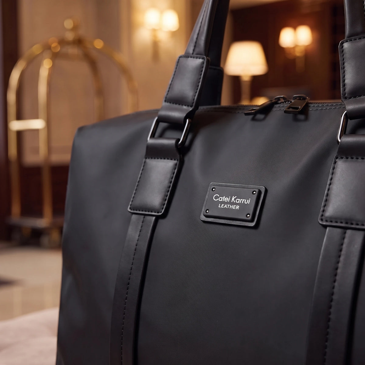 COMMUTER TOTE BAG close-up