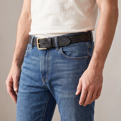 Man wearing the black cracked cowhide belt with blue jeans and an off-white t-shirt