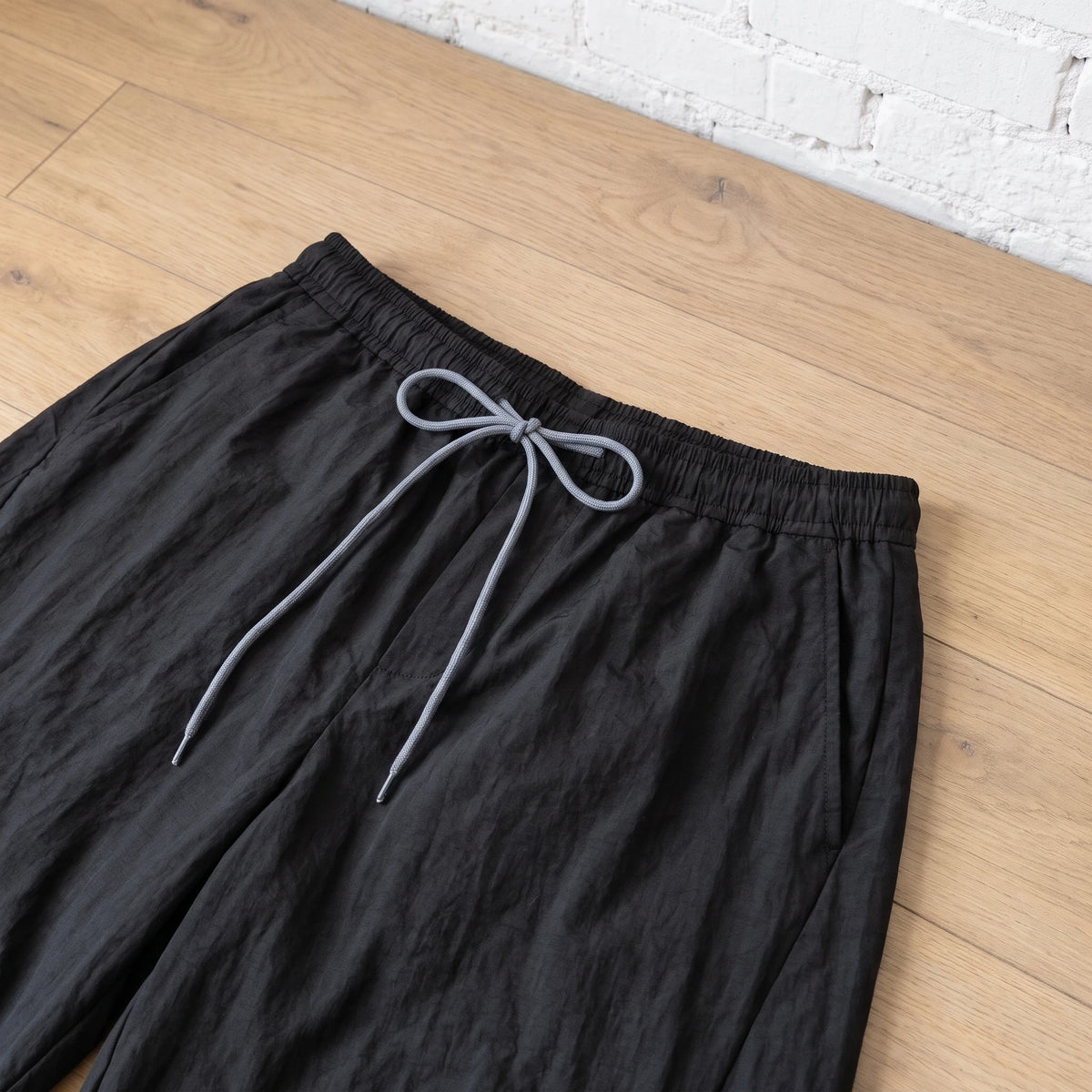 Close-up of the elastic drawstring waist and grey drawcord