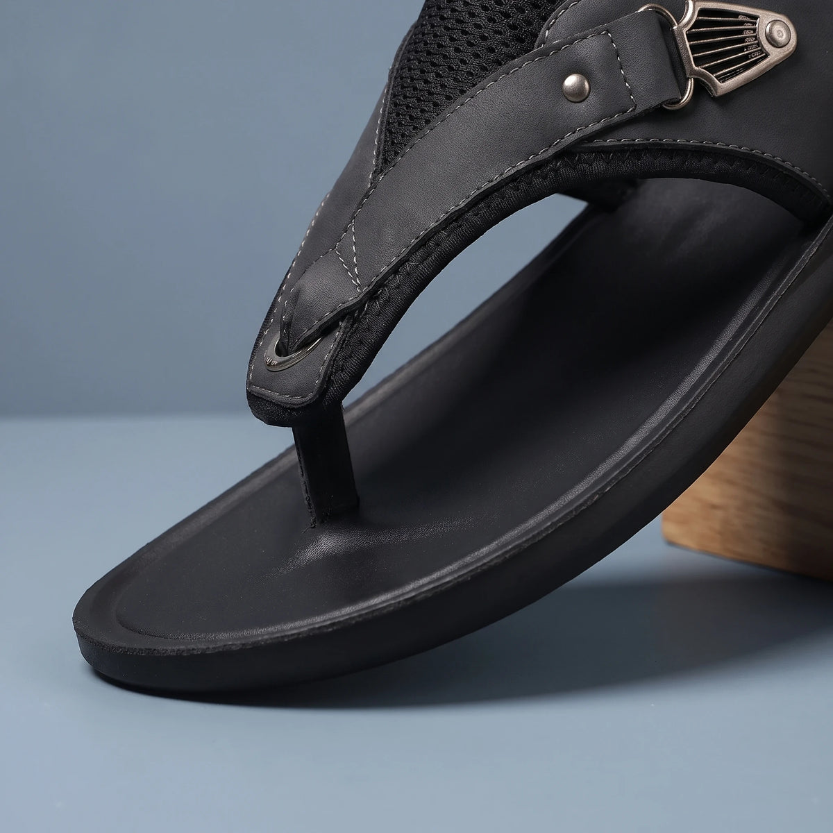 SOFT SOLE FLIP FLOPS toe post and sole close-up