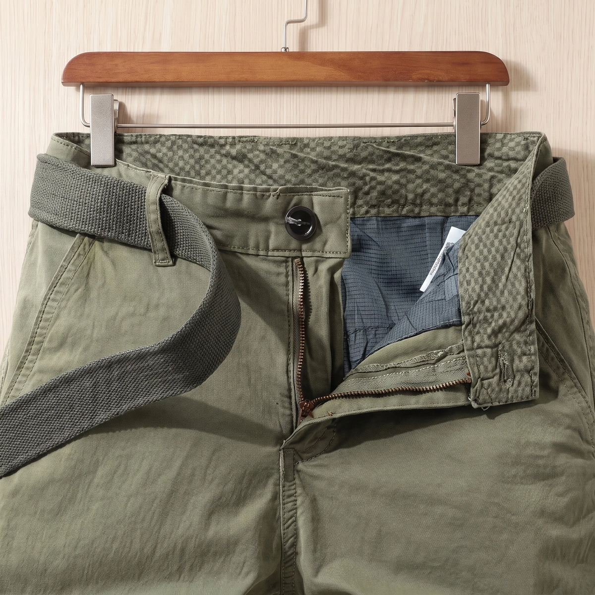 COTTON CHINO SHORTS waistband close-up
