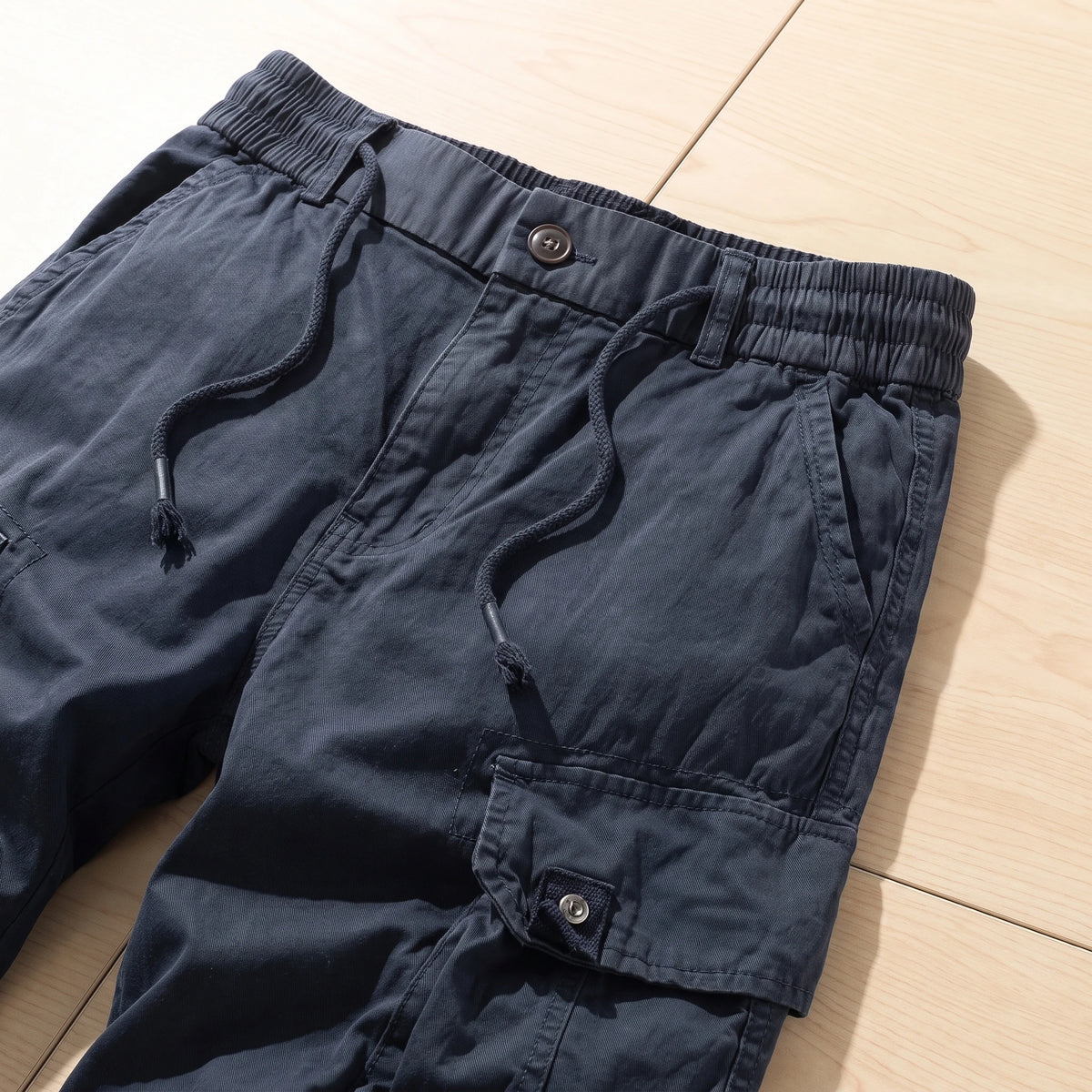 UTILITY POCKET SHORTS waist and snap pocket close-up