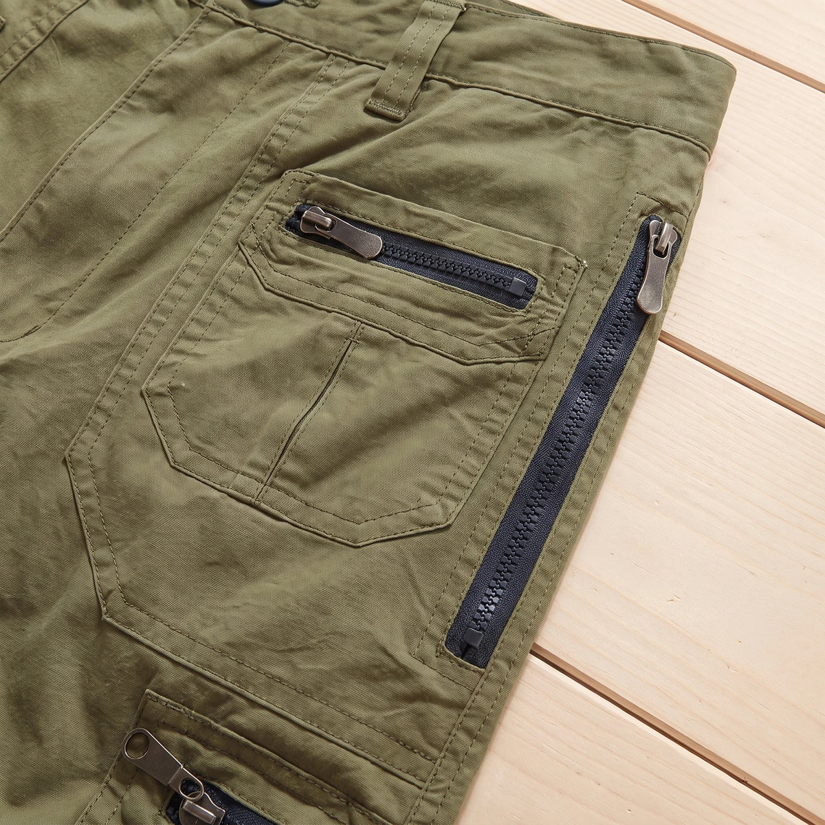MULTI POCKET CARGO SHORTS zip pocket close-up