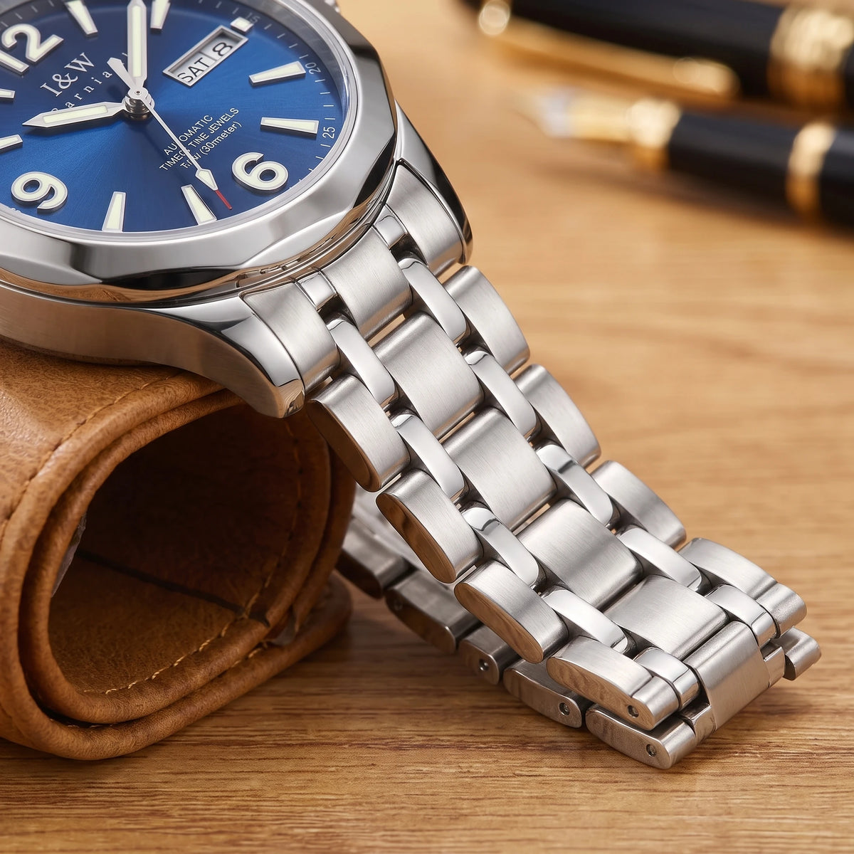 LUMINOUS AUTOMATIC WATCH steel bracelet close-up