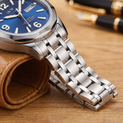 LUMINOUS AUTOMATIC WATCH steel bracelet close-up