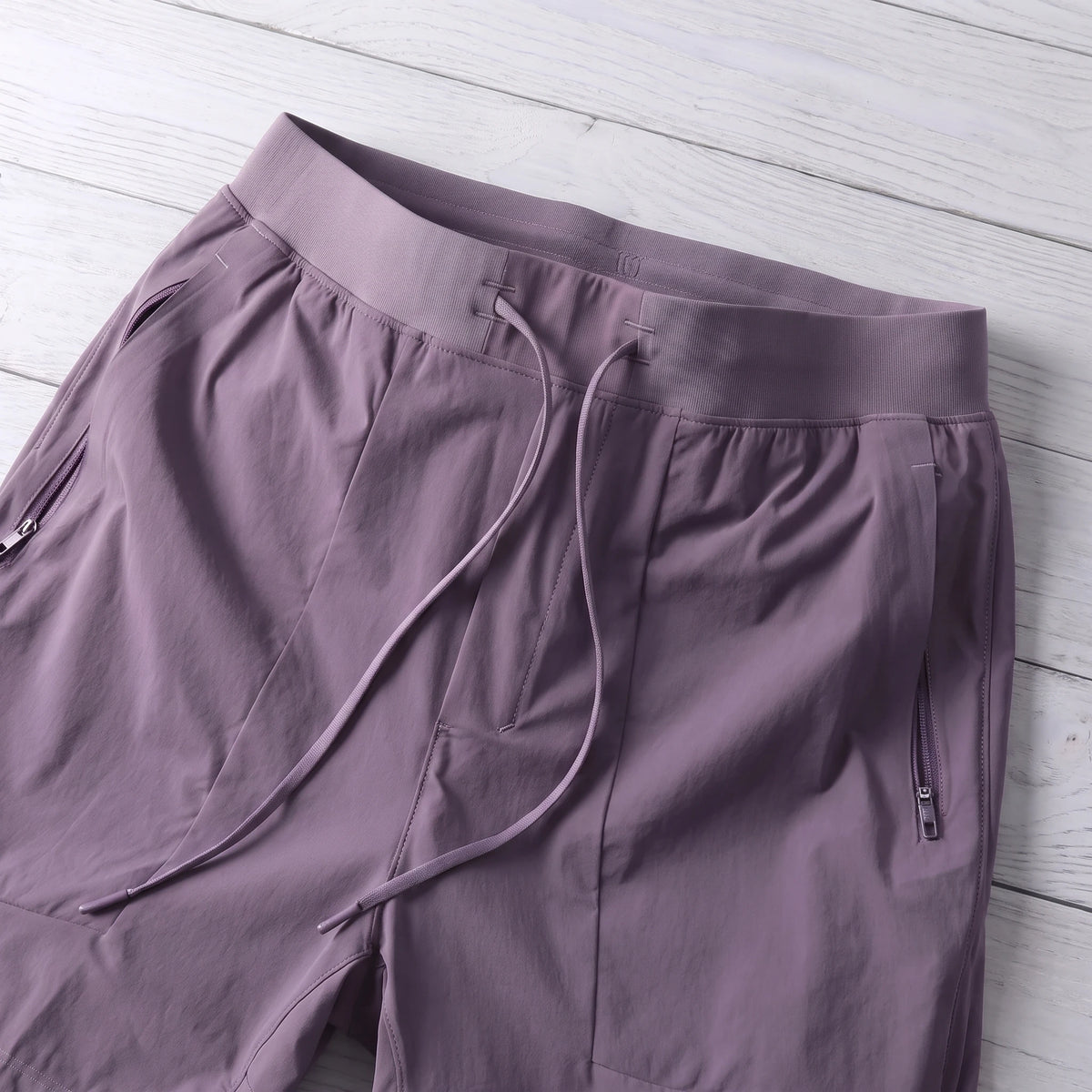 STRETCH TRAINING SHORTS waistband close-up