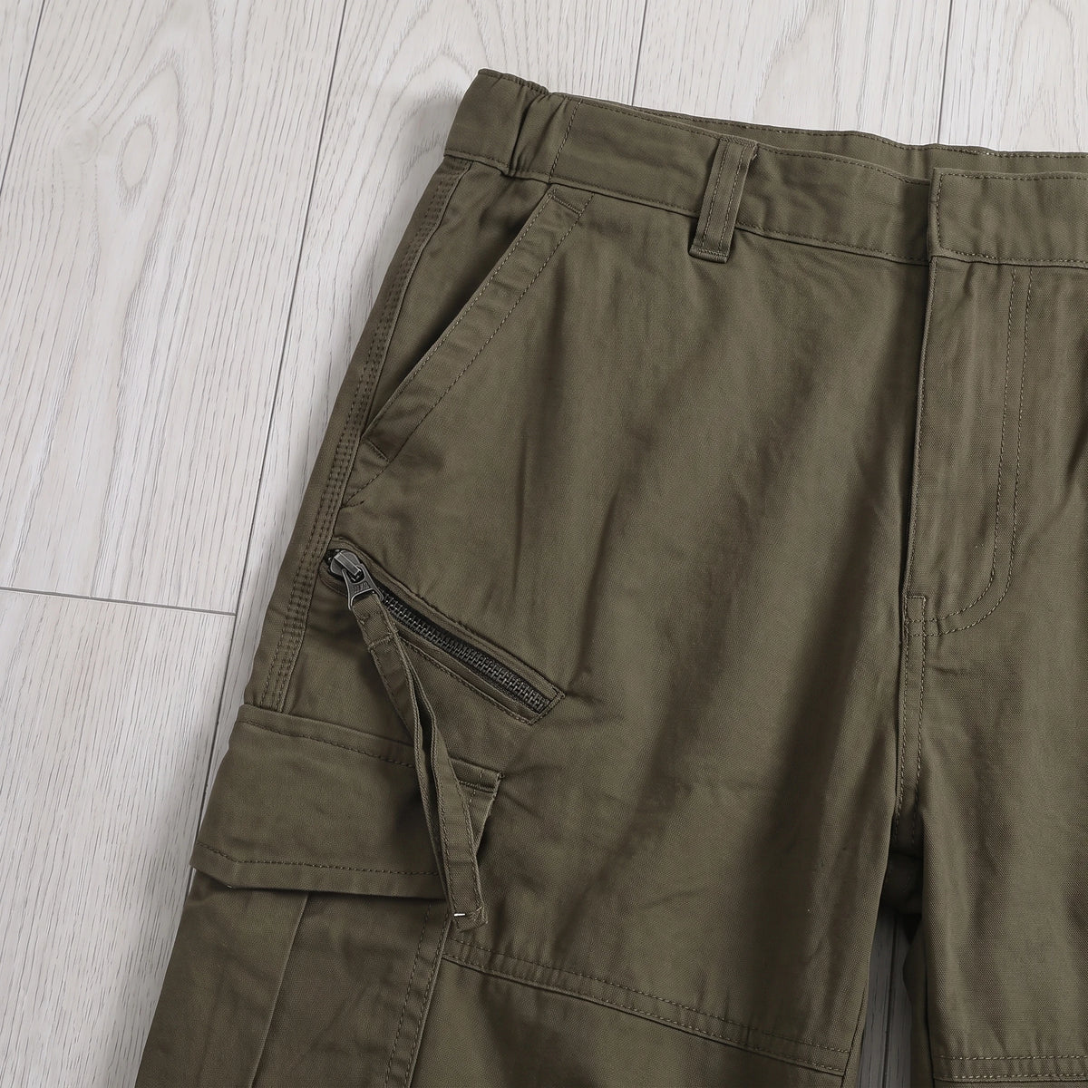 CARGO CAPRI SHORTS zip pocket and waist close-up