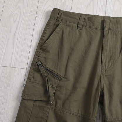 CARGO CAPRI SHORTS zip pocket and waist close-up