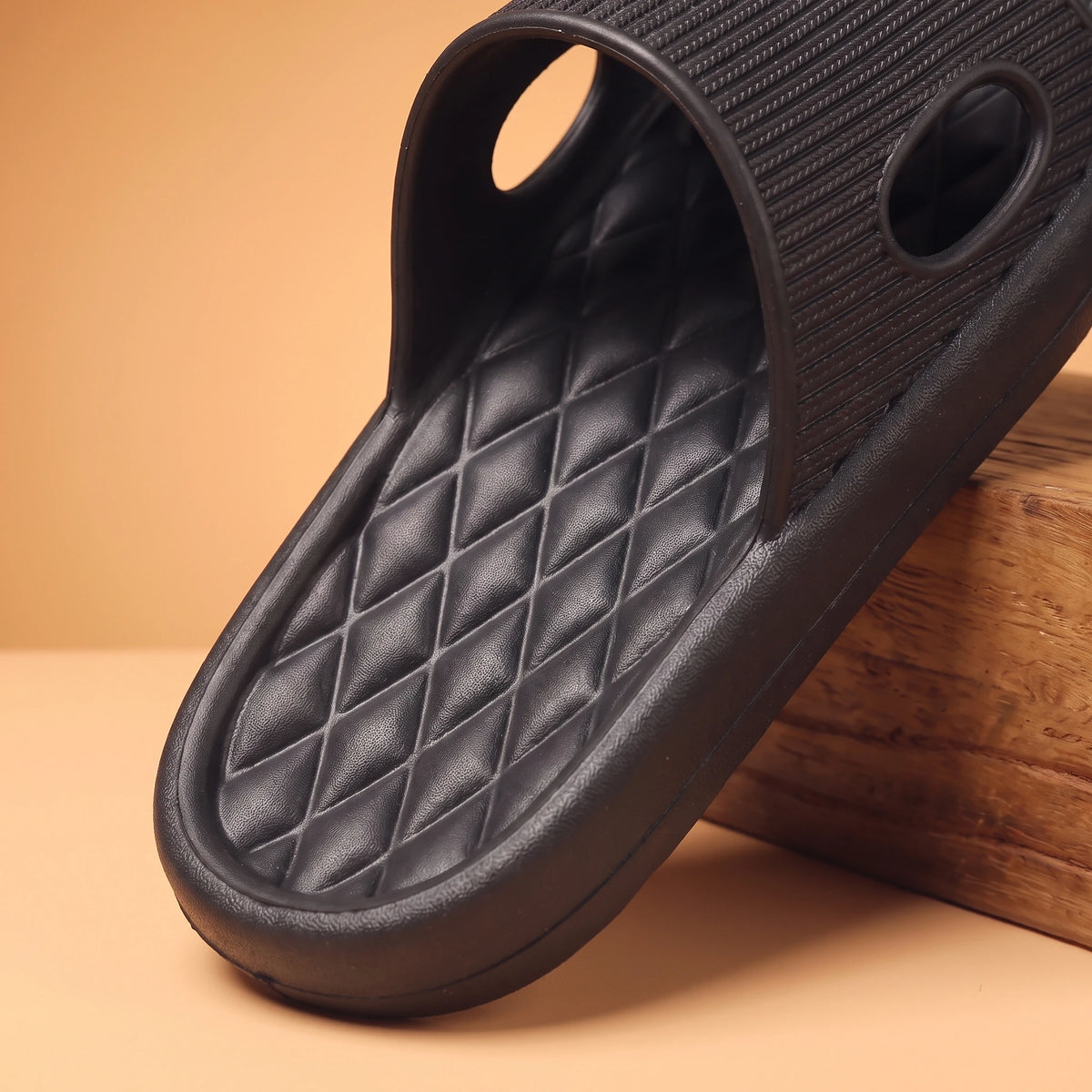 RIBBED COMFORT SLIDES footbed close-up